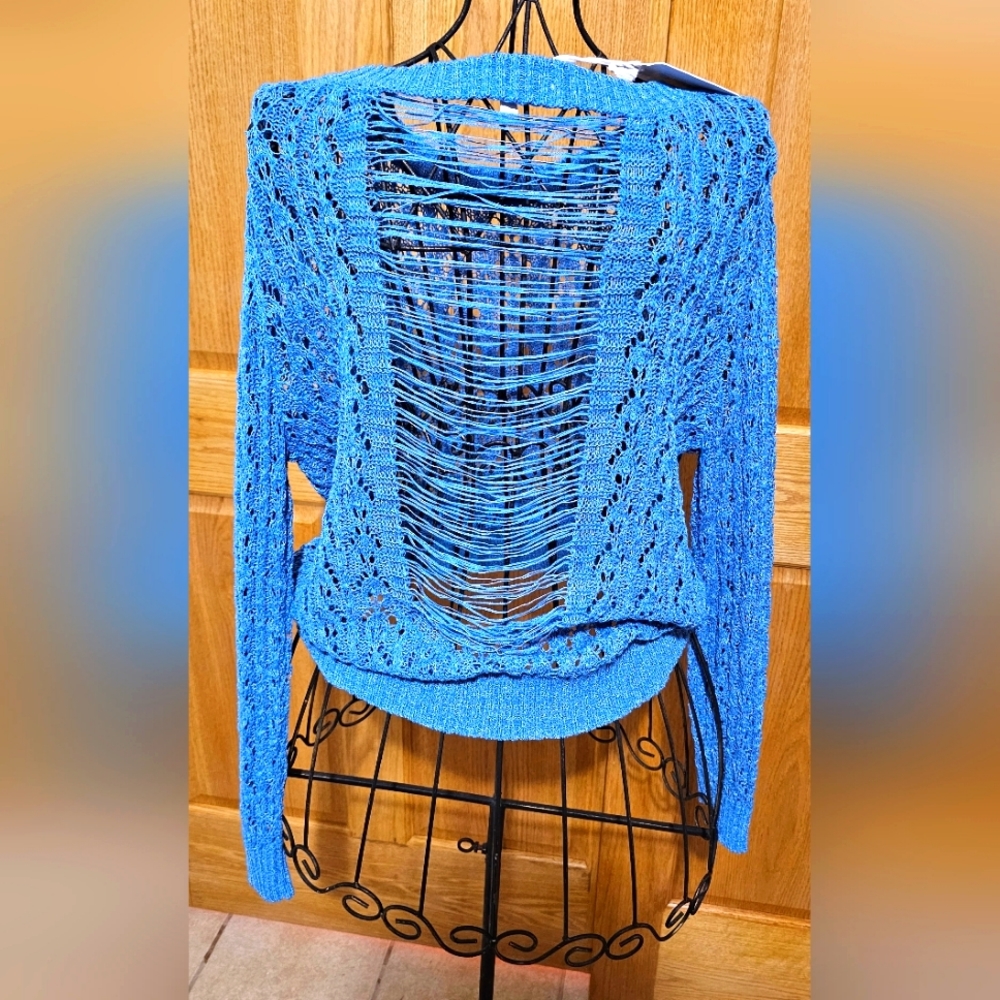 OnDadeMar, Lg crochet knit beach sweater, faux ripped back, light blue. NWT